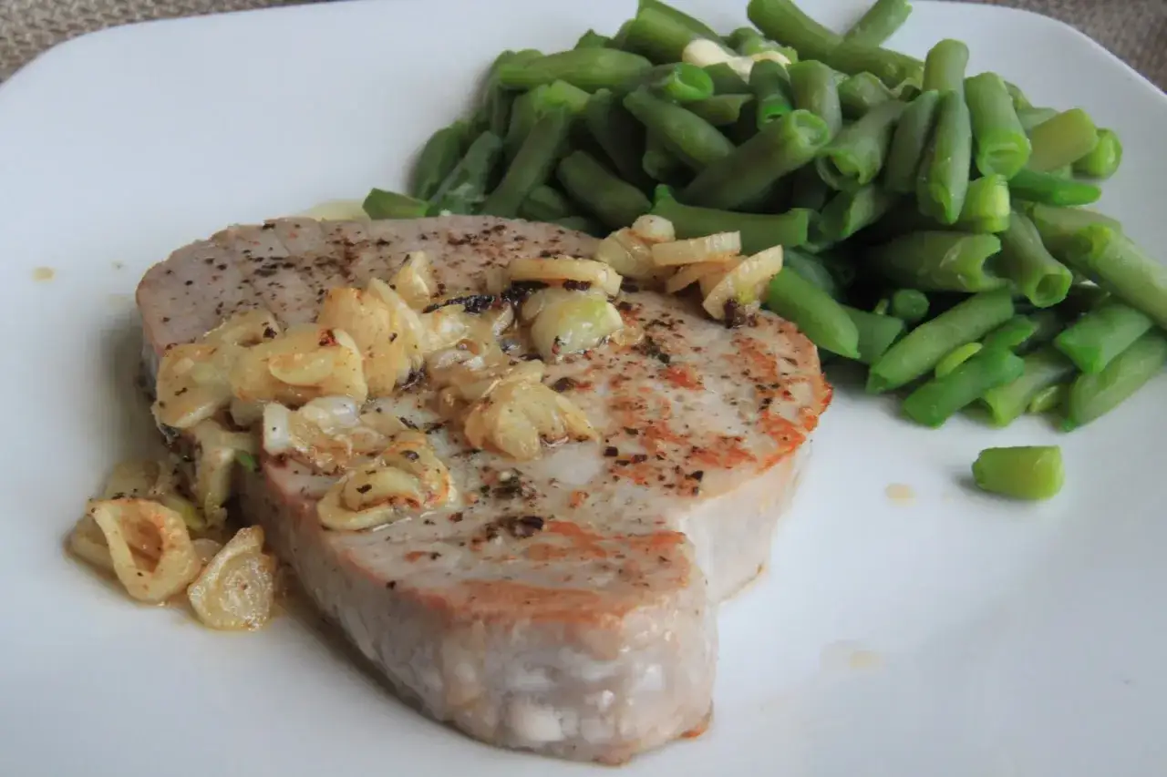 Pyszny tuńczyk filet z czosnkiem i fasolką szparagową.