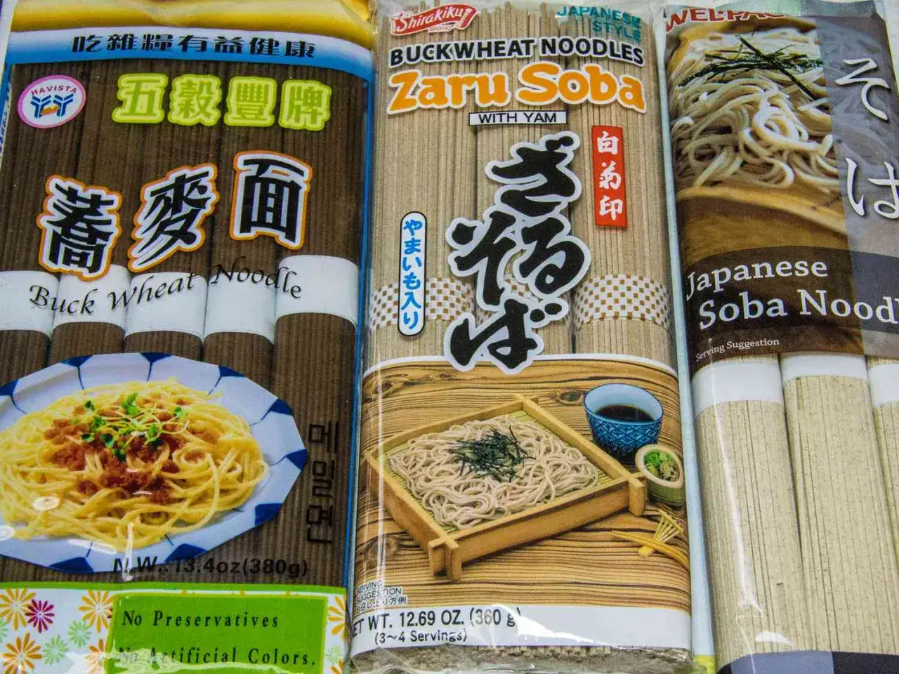 Trzy opakowania azjatyckich makaronów: z gryki, soba z pochrzynem i soba.