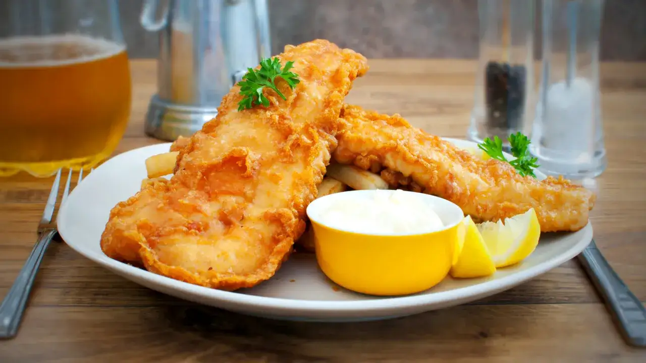 Chrupiący fish and chips, podany z sosem tatarskim i cytryną. Idealny na szybki obiad, jak u suflaka.