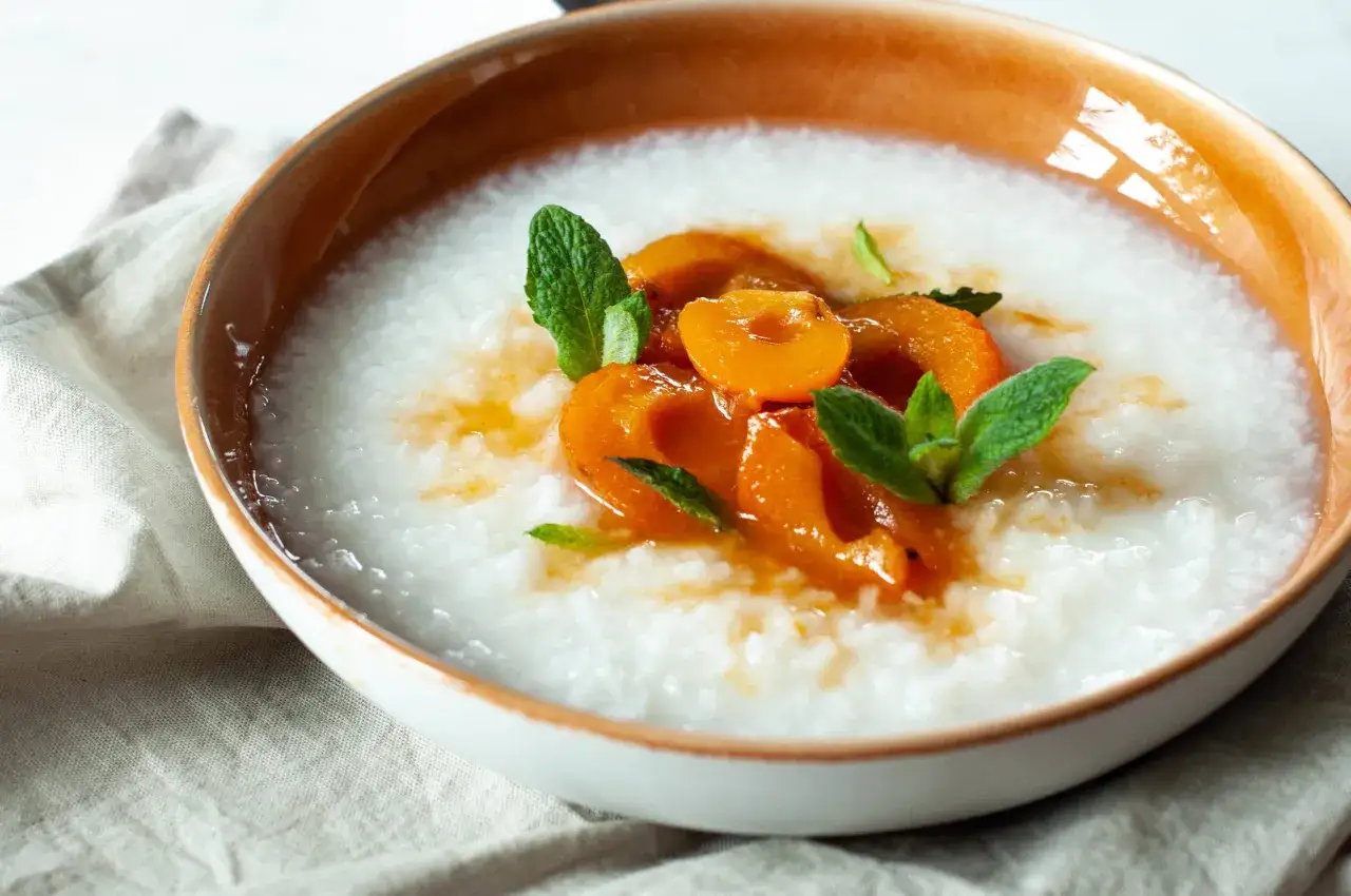 Misternie przygotowany congee, czyli kleisty ryż z brzoskwiniami i miętą, wygląda apetycznie.