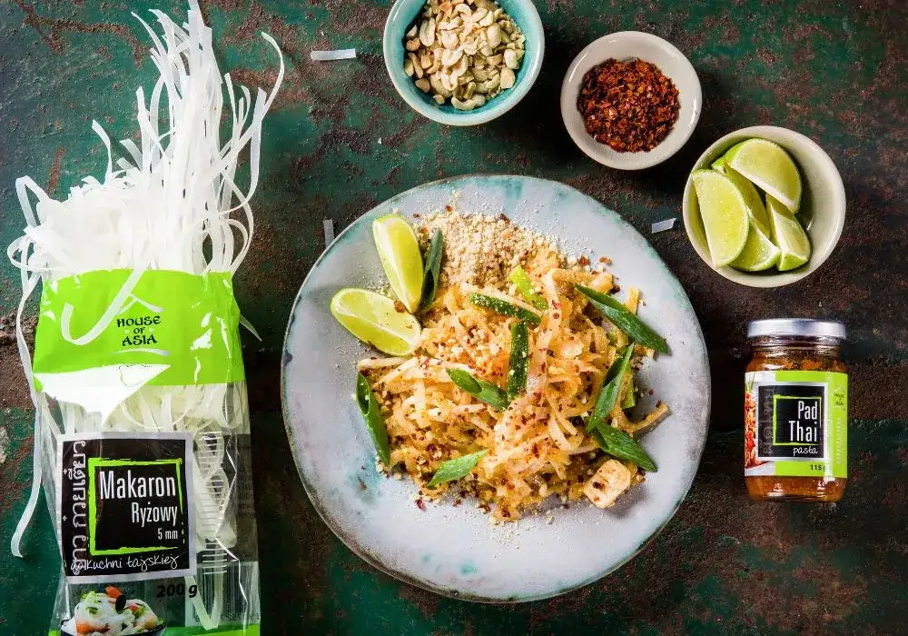 składniki na pad thai w miseczkach