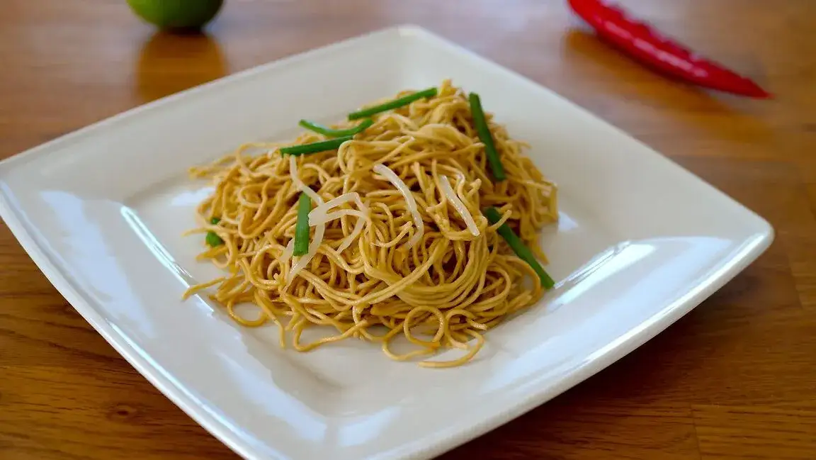 Makaron chow mein surowy i ugotowany
