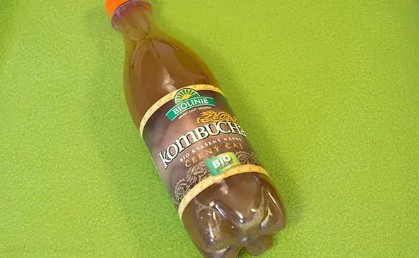 kombucha butelka szklanka