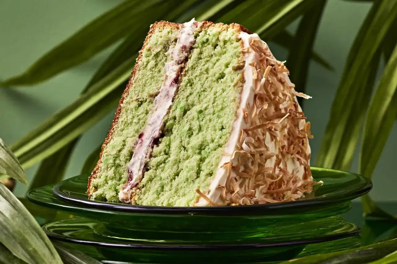 Zielony tort z kremem i wiórkami kokosowymi, inspirowany aromatem pandan liść właściwości.