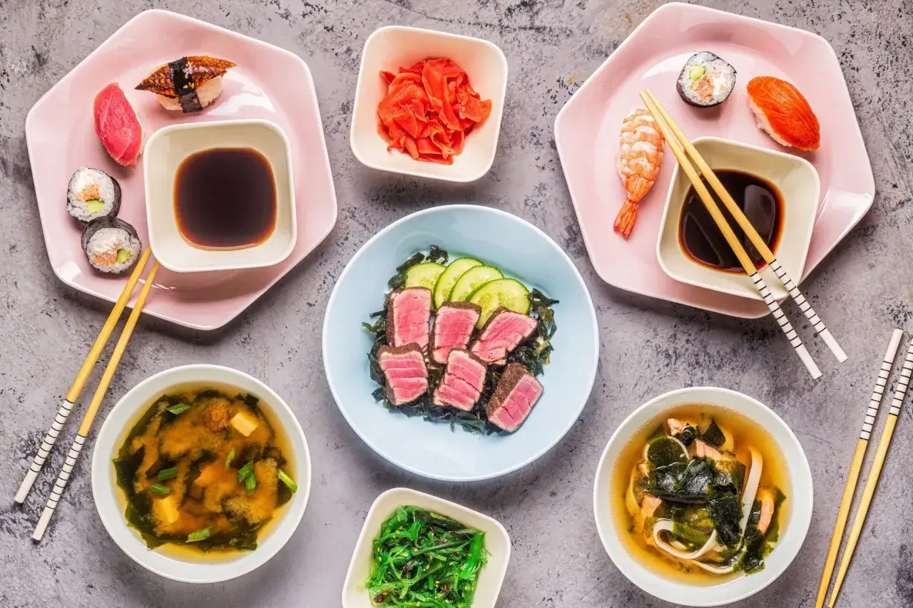 Piękne japońskie jedzenie: sushi, tataki z tuńczyka, zupa miso i sałatka z wodorostów. Smacznego!