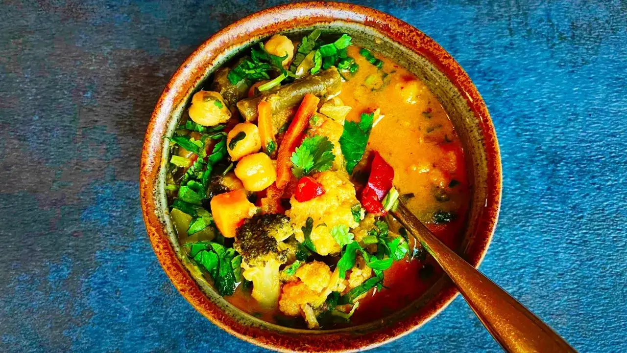 Pyszne tajskie curry z mlekiem kokosowym, pełne warzyw: brokułów, marchewki, ciecierzycy i papryki.
