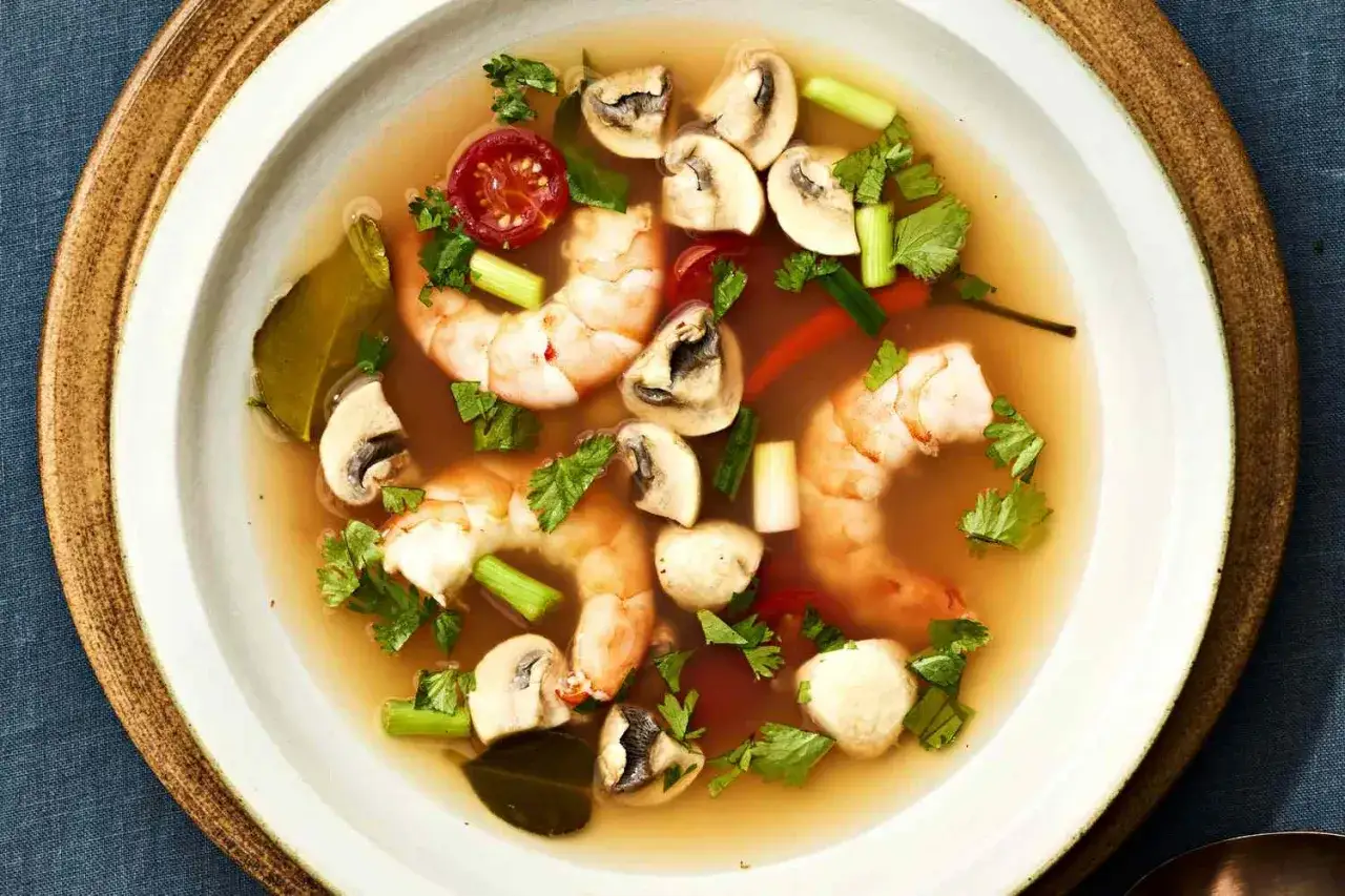 Aromatyczna zupa tom yum z krewetkami, grzybami i pomidorkami.
