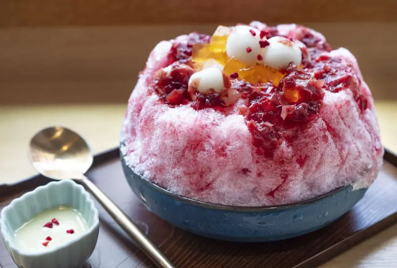 Japońskie lody kakigori z galaretką, mochi i syropem. Pyszny deser na upalne dni.