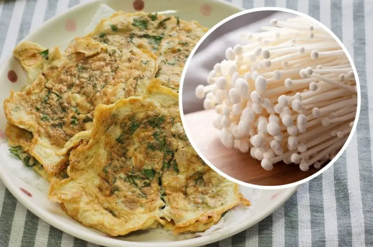Omlet z ziołami i pęczek chińskich grzybów enoki.