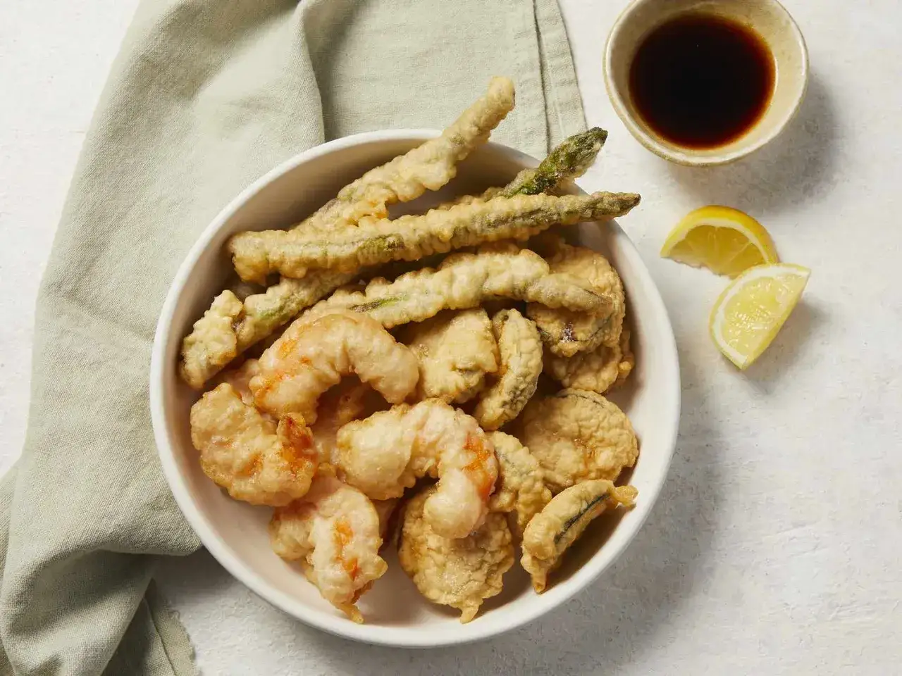 Chrupiące krewetki, szparagi i warzywa w cieście tempura. Idealny skład na lekki posiłek.