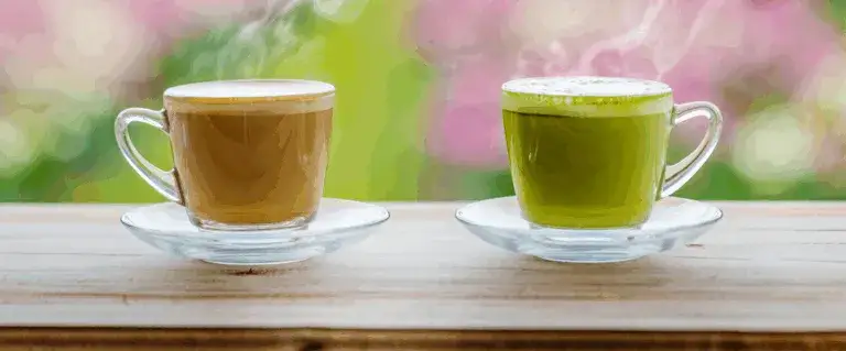 porównanie filiżanki matchy i kawy