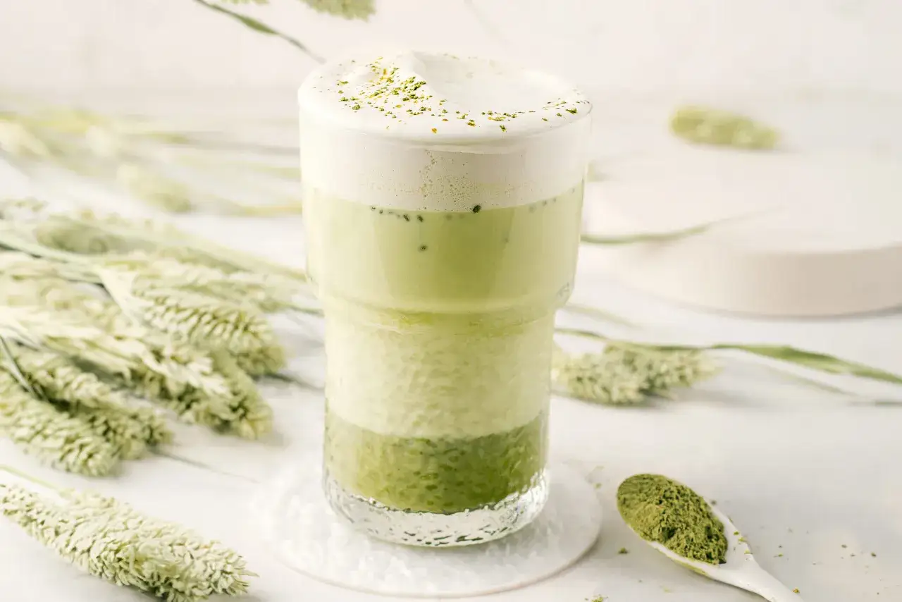 R&oacute;żne wariacje matcha latte w kubkach