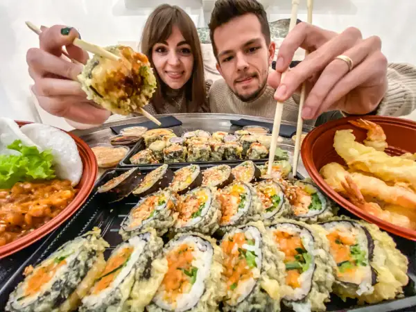 Szybkie dania z ryżem: 15 pomysłów na obiad, kolację i deser!