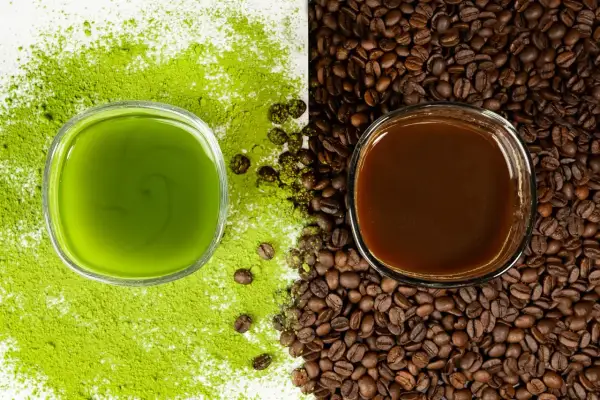 Zielony napój matcha obok ciemnych ziaren kawy. Wybór na poranek: matcha zamiast kawy?