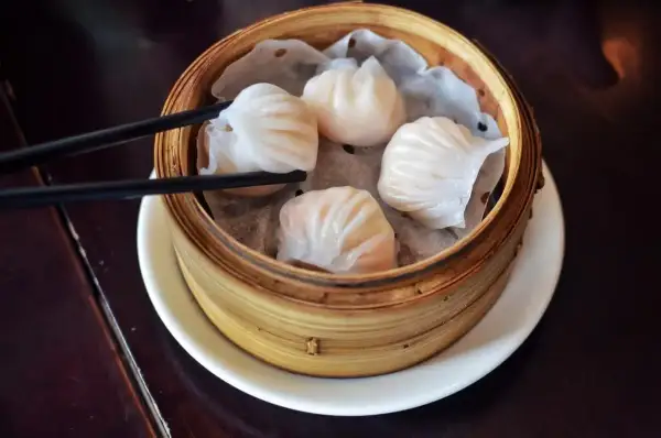 Pyszne dim sum w bambusowym parowniku, gotowe do podniesienia pałeczkami.