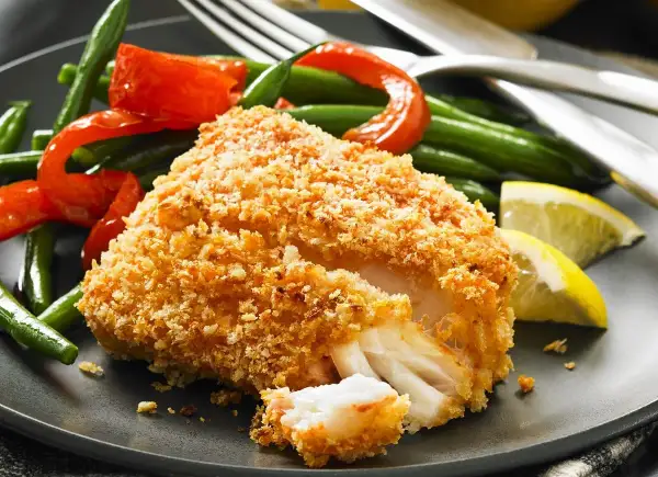 Chrupiący filet rybny w panierce panko, podany z fasolką szparagową, papryką i cytryną. Panko kcal to świetny wybór na lekki posiłek.