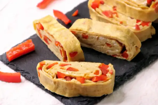 Roladki z omletu tamago z papryką. Prosty przepis na pyszne danie.