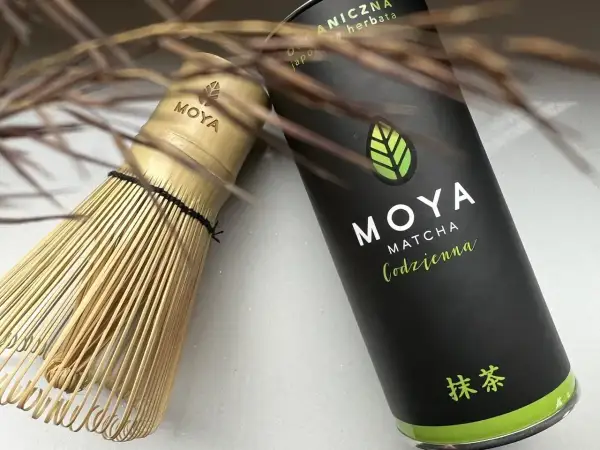 Chasen i puszka MOYA Matcha Codzienna. Idealny zestaw, by zacząć dzień z energią. Ile matchy dziennie? Z MOYA to proste!
