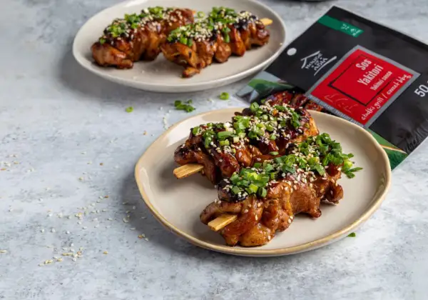 Pyszne szaszłyki z kurczaka w sosie yakitori, posypane sezamem i szczypiorkiem. Idealny przepis na yakitori.