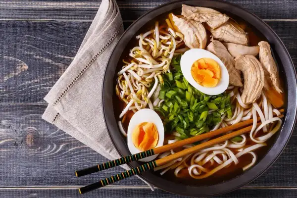 Pyszny ramen z kurczakiem, jajkiem, kiełkami fasoli i szczypiorkiem. Idealny na chłodny dzień.