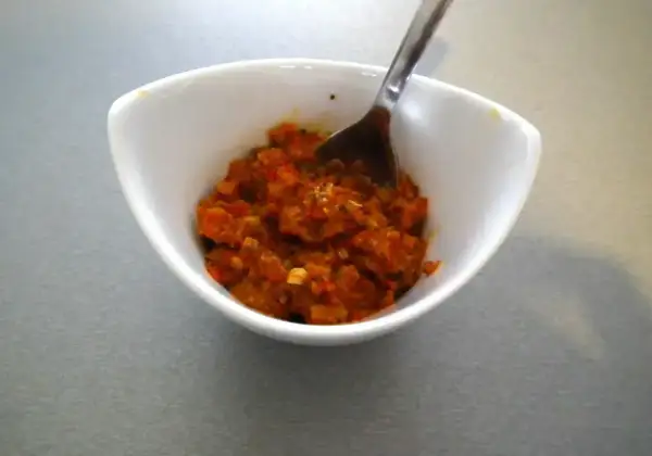 Aksamitna pasta z czerwonego curry w białej miseczce, gotowa do podania.