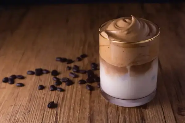 Pyszna kawa dalgona, idealna na każdy poranek. Prosty dalgona coffee przepis na puszystą piankę i mleko.