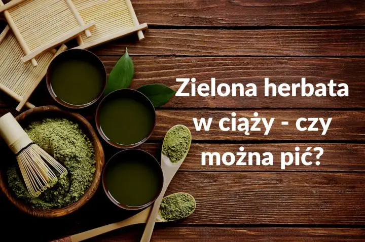 Zielona herbata w ciąży - czy można pić? Miseczka z zielonym proszkiem matcha, bambusowa miotełka, liście i kilka filiżanek naparu.